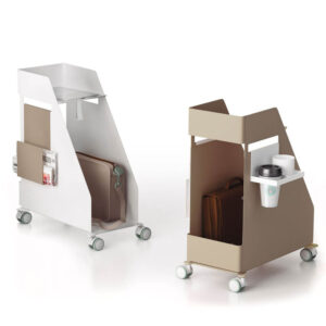 Zwei individuell gestaltbare Rollcontainer mit Platz für Taschen, Tablets, Zeitungen und Kaffeebecher.